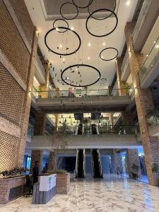 duży hol z żyrandolami w budynku w obiekcie Luxury 2-Bedroom Apartment with Balcony Skypark One Gulberg Greens Islamabad w mieście Islamabad