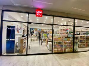 sklep z dużym szklanym oknem w sklepie w obiekcie Luxury 2-Bedroom Apartment with Balcony Skypark One Gulberg Greens Islamabad w mieście Islamabad