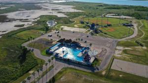 eine Luftaufnahme eines Resorts mit Swimmingpool in der Unterkunft Walk to Alister St Near Dining King Suite w Private Yard Fire Pit Casa Santori by AvantStay in Port Aransas
