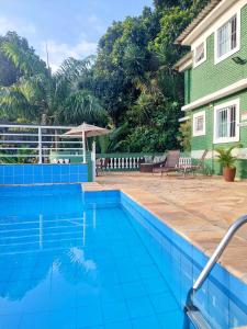 una piscina frente a una casa en Chales Virena, en Ubatuba