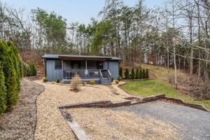 un piccolo capanno in mezzo a un cortile di Whiskey Duo 2 Cabins SidebySide HotTubs Firepit a Walnut Grove