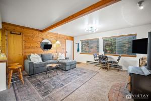 Et tv og/eller underholdning på Ski Hill Views and Cozy Fireplace in Brianhead