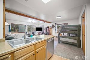 En eller flere senge i et værelse på Ski Hill Views and Cozy Fireplace in Brianhead