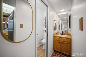 Et badeværelse på Ski Hill Views and Cozy Fireplace in Brianhead + 6 billeder