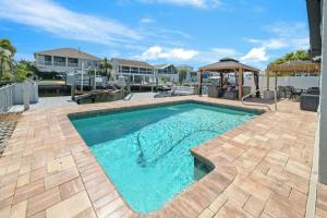 Bazén v ubytování Lake view just 1 min to beach nebo v jeho okolí