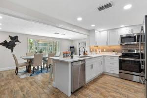 Kuchyň nebo kuchyňský kout v ubytování Lake view just 1 min to beach