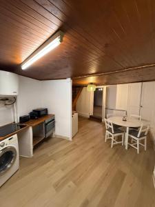 een keuken en eetkamer met een tafel in een kamer bij Face au chateau in Vizille