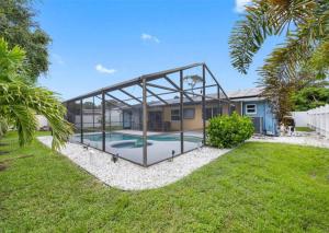 a house with a swimming pool in a yard at Villa W pool in Clearwater in Clearwater