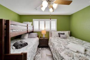 two beds in a bedroom with green walls at Water front in Clearwater in Clearwater +81 photos