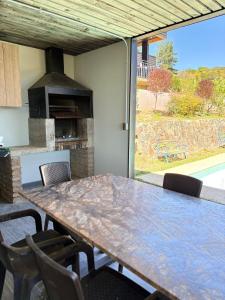 a dining room with a table and a stove at Casa El Quillay in Los Quillayes