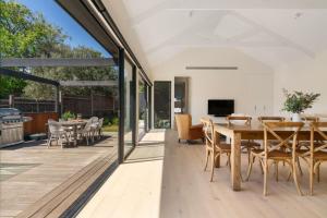 TV a/nebo společenská místnost v ubytování Portsea Perfection - walk to Shelley Beach