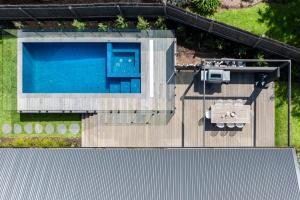 Bazén v ubytování Portsea Perfection - walk to Shelley Beach nebo v jeho okolí