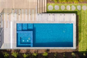 Bazén v ubytování Portsea Perfection - walk to Shelley Beach nebo v jeho okolí