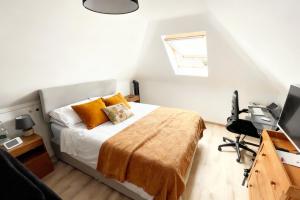 a bedroom with a bed and a desk with a computer at NexStay Bournemouth Retreat 5 Bed Luxe Bungalow in Bournemouth