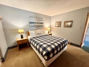 a bedroom with a bed and two lamps on a night stand at Two Bedroom Loft Apartment Sleeps 8 with River Views near Loon Mountain in Lincoln +47 photos