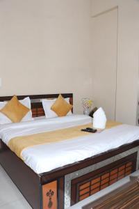 Ένα ή περισσότερα κρεβάτια σε δωμάτιο στο Magnet Residency +3 φωτογραφίες