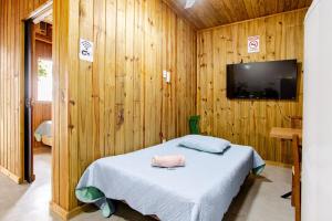 TV a/nebo společenská místnost v ubytování Custo beneficio, conforto, com ar-condicionado e Wi-Fi