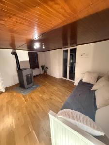 een kamer met een bed en een open haard. bij Face au chateau in Vizille