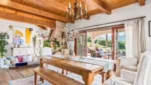 ein Wohnzimmer mit einem Holztisch und Stühlen in der Unterkunft Private Malibu Escape w Guest House Fire Pits Mountain Views The Malibu Retreat by AvantStay in Monte Nido