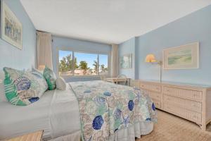 En eller flere senge i et værelse på Martinique Cheer-Monthly-On the Sand + 44 billeder