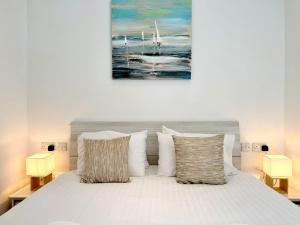 Postel nebo postele na pokoji v ubytování Sliema Unique 4 Bedroom Townhouse Off The Beach