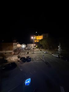 een parkeerplaats 's nachts met auto's geparkeerd bij Face au chateau in Vizille