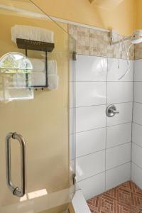 Koupelna v ubytování Oceanfront View • Balconies • Free Parking + 17 fotografií