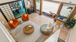 einen Blick über ein Wohnzimmer mit orangefarbenen Möbeln in der Unterkunft Private Malibu Escape w Guest House Fire Pits Mountain Views The Malibu Retreat by AvantStay in Monte Nido + 56 Fotos