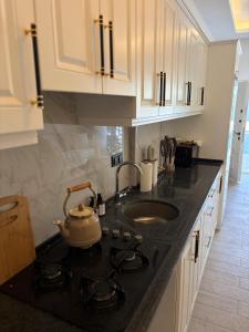 Kuchyň nebo kuchyňský kout v ubytování Bright Modern Flat - Pool & Garden Near Shops