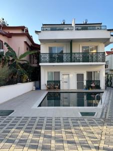 Bazén v ubytování Bright Modern Flat - Pool & Garden Near Shops nebo v jeho okolí