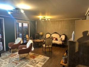 a living room filled with chairs and a table at Casa El Quillay in Los Quillayes