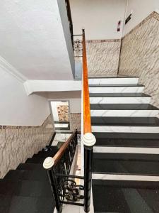 een trap in een gebouw met zwart-wit bij Villa ziari in Skikda