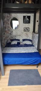 a bedroom with a blue bed in a room at Studio propre disponible in Vigneux-sur-Seine