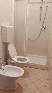 Et badeværelse på Stella Maris Family Home + 2 billeder