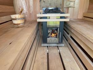 einen Holzofen in einem Zimmer in einer Hütte in der Unterkunft Family Cottage 4-6p with AC, Pool and Sauna in Pruniers