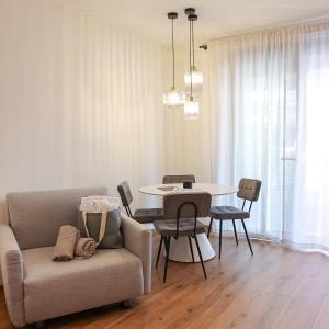 ブレッサノーネにあるecHo Apartments & SPAのソファとテーブルのあるリビングルーム