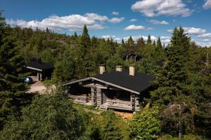 une cabane en rondins au milieu d'une forêt dans l'établissement Charming Cottage on a Fell, à Pudasjärvi