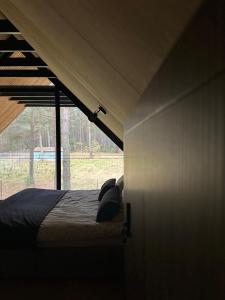 Ένα ή περισσότερα κρεβάτια σε δωμάτιο στο Chata w Puszczy Nowa Łuka