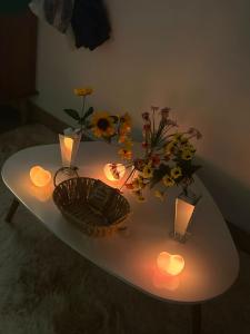a white table with flowers and candles on it at Casa de campo in Extrema