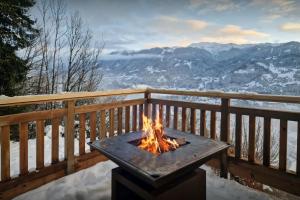 Nespecifikovaný výhled na hory nebo výhled na hory při pohledu z chaty