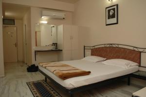 En eller flere senge i et værelse på Hotel Vrandavan