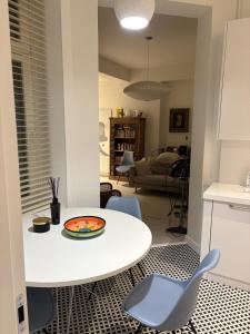 a white table and chairs in a living room at Apartament Dominic in Sopot