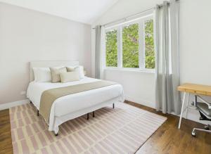 Ένα ή περισσότερα κρεβάτια σε δωμάτιο στο Gated Family Home with Chefs Kitchen