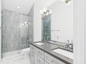 Ένα μπάνιο στο Gated Family Home with Chefs Kitchen +16 φωτογραφίες