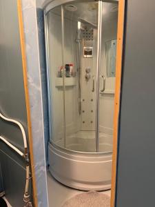eine Reflexion einer Dusche in einem Spiegel in der Unterkunft Solstad in Senja + 54 Fotos