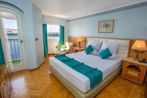 Postel nebo postele na pokoji v ubytování Nile Cruise 3 Nights Aswan to Luxor Adventure + 14 fotografií