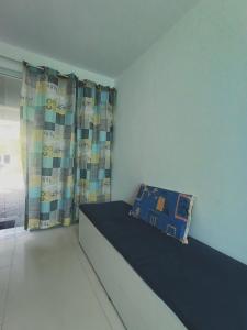 a bedroom with a bed and a window at Apartamento Próximo a Pituba in Itacaré