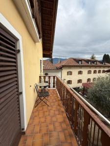 Un balcón con una mesa al costado de un edificio. en LIMIX Stays, en Appiano sulla Strada del Vino 15 fotos más