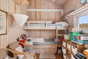 a room with two bunk beds and a desk at TV1694-Bindslev-Musvagevej-8 in Tversted