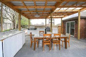 Una cocina con una mesa y sillas debajo de un pabellón. en Cypress Ct Estate, en Siloam Springs
